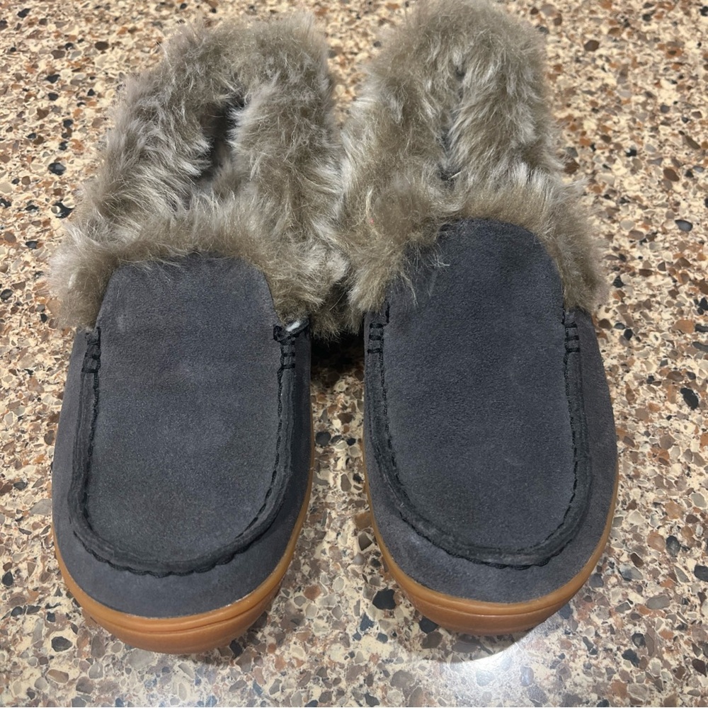 Columbia women’s 6.5 Gray slippers Shoes with Faux Fur Lining